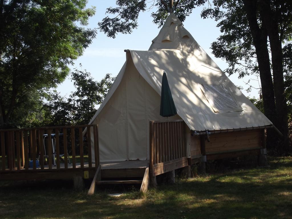 Camping Le Nid Du Parc Hotel Villars-les-Dombes Exterior photo