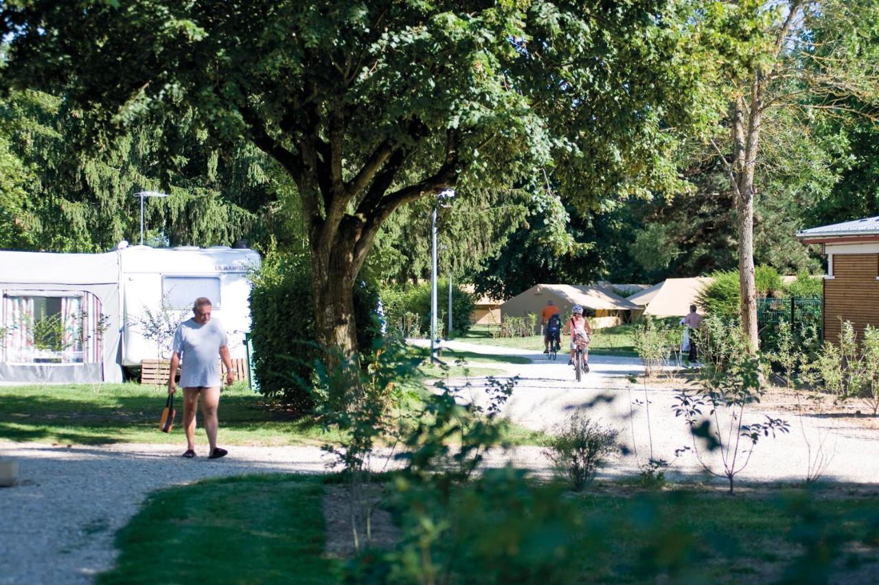Camping Le Nid Du Parc Villars-les-Dombes Exterior photo